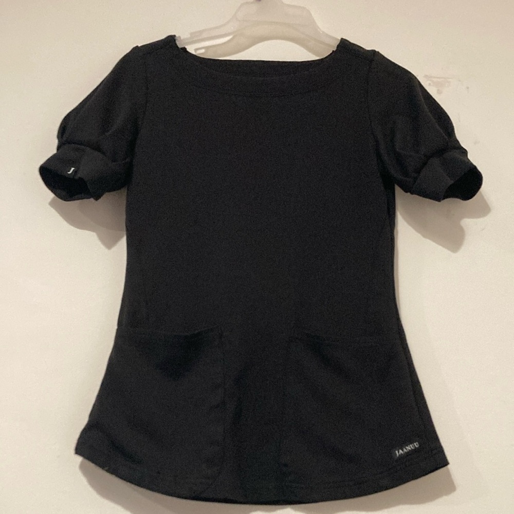 Jaanuu Black Scrub Top. Excellent pre~loved condition. Super comfortable style